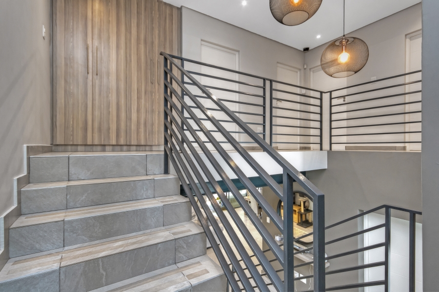 4 Bedroom Property for Sale in Crowthorne AH Gauteng