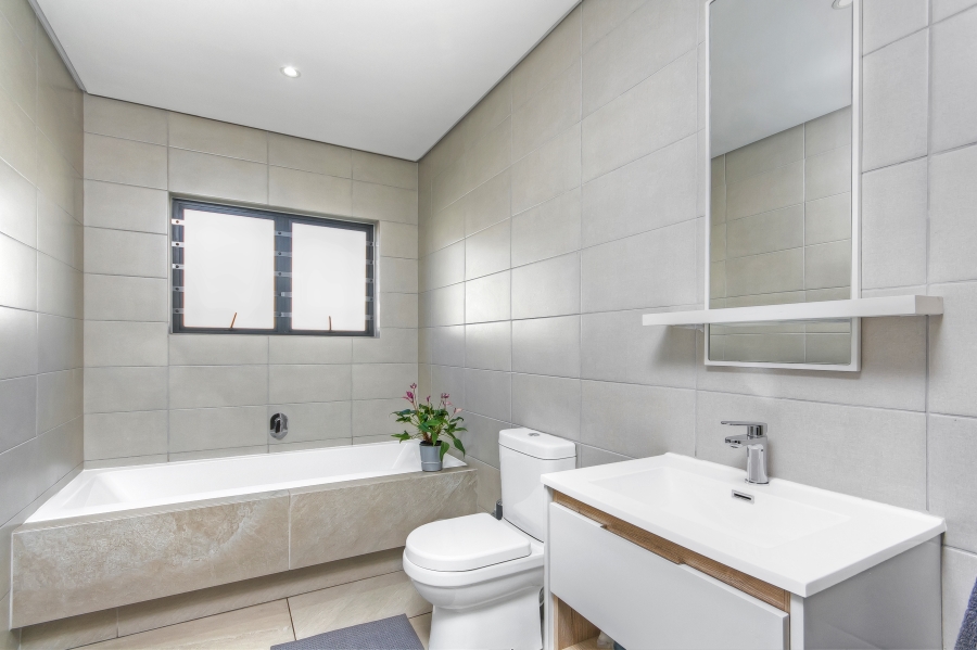 4 Bedroom Property for Sale in Crowthorne AH Gauteng