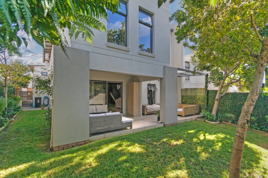 4 Bedroom Property for Sale in Crowthorne AH Gauteng