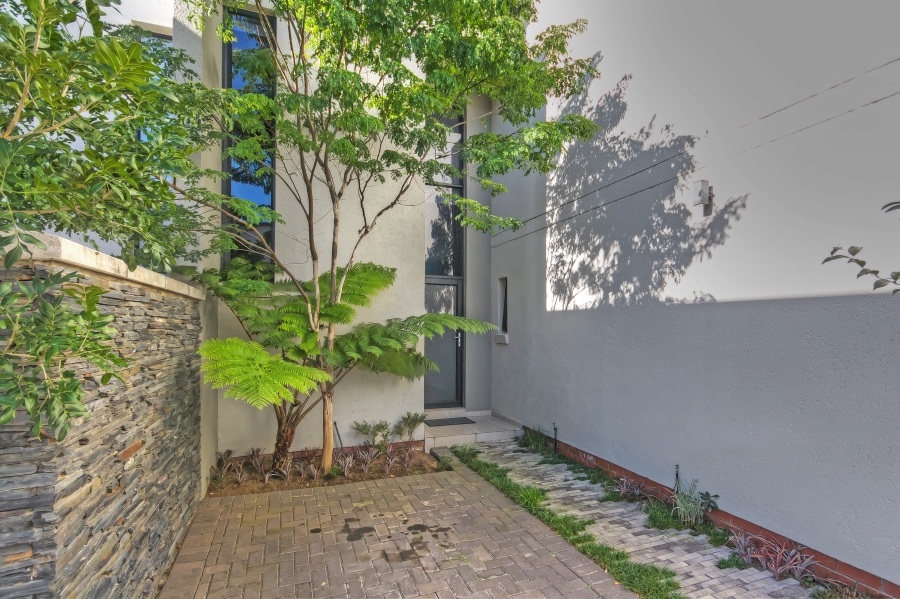 4 Bedroom Property for Sale in Crowthorne AH Gauteng