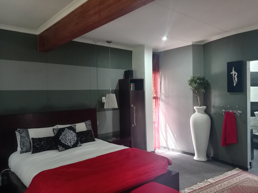 4 Bedroom Property for Sale in Van Der Merwes Kroon Gauteng