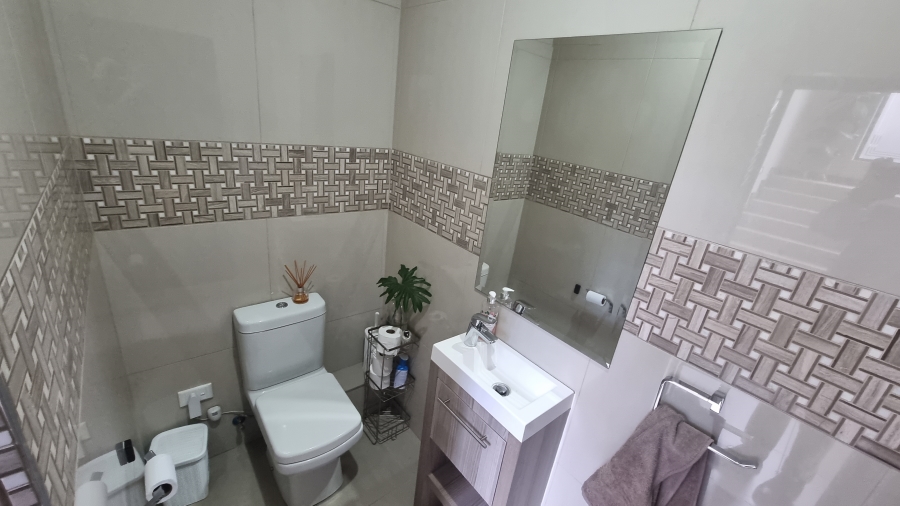 6 Bedroom Property for Sale in Silverwoods Country Estate Gauteng