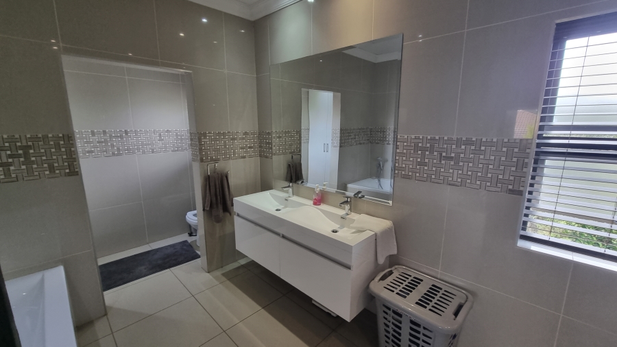 6 Bedroom Property for Sale in Silverwoods Country Estate Gauteng