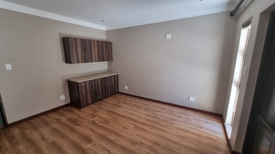 5 Bedroom Property for Sale in Willow Acres Gauteng