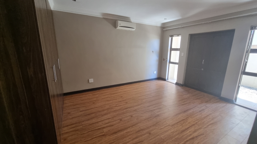 5 Bedroom Property for Sale in Willow Acres Gauteng