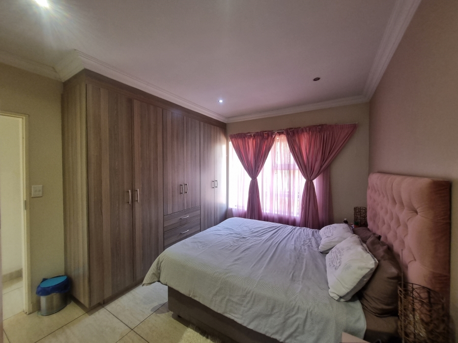To Let 2 Bedroom Property for Rent in Equestria Gauteng