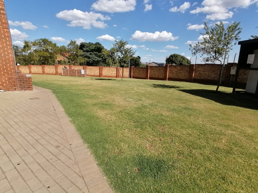 2 Bedroom Property for Sale in Heuweloord Gauteng