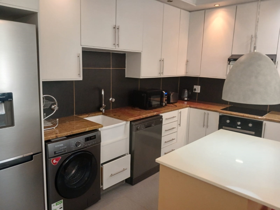 To Let 2 Bedroom Property for Rent in Sandhurst Gauteng