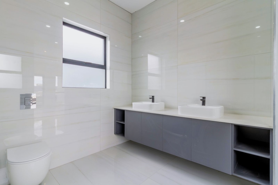 5 Bedroom Property for Sale in Waterfall Country Estate Gauteng