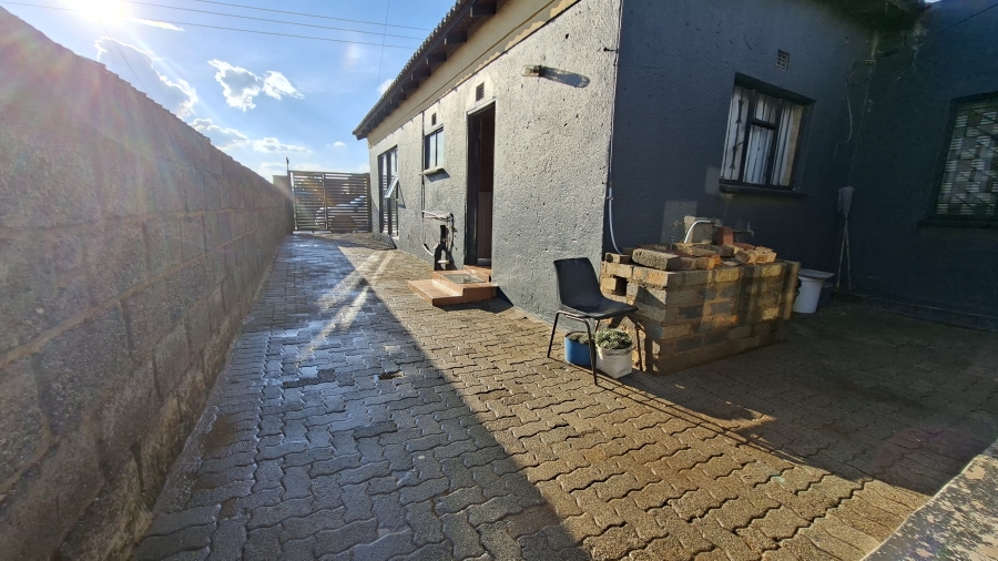 6 Bedroom Property for Sale in Tshepisong Gauteng