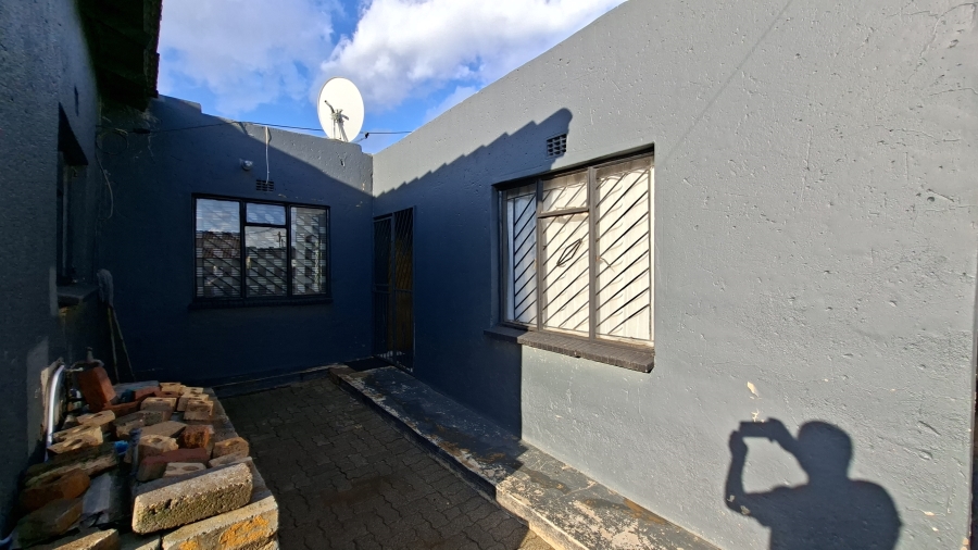 6 Bedroom Property for Sale in Tshepisong Gauteng