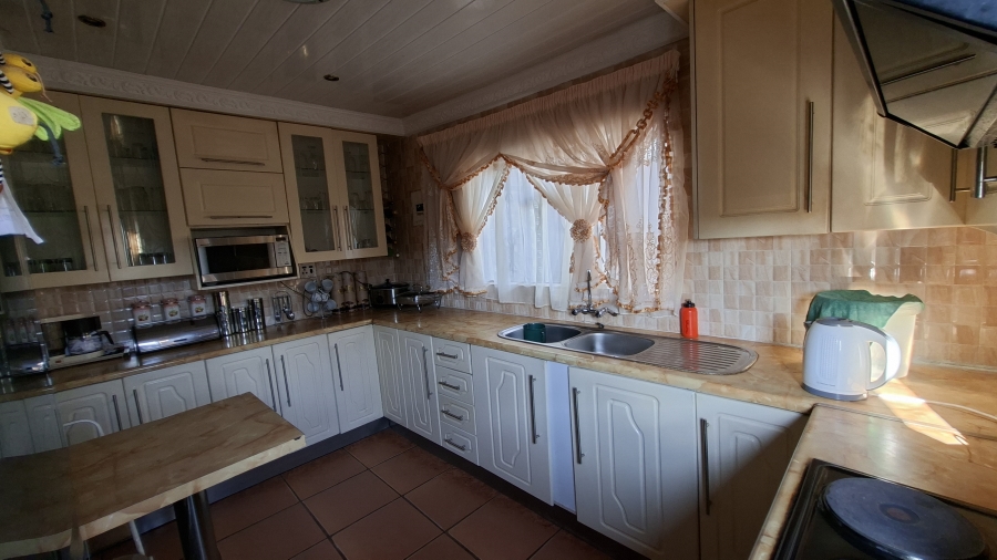 6 Bedroom Property for Sale in Tshepisong Gauteng