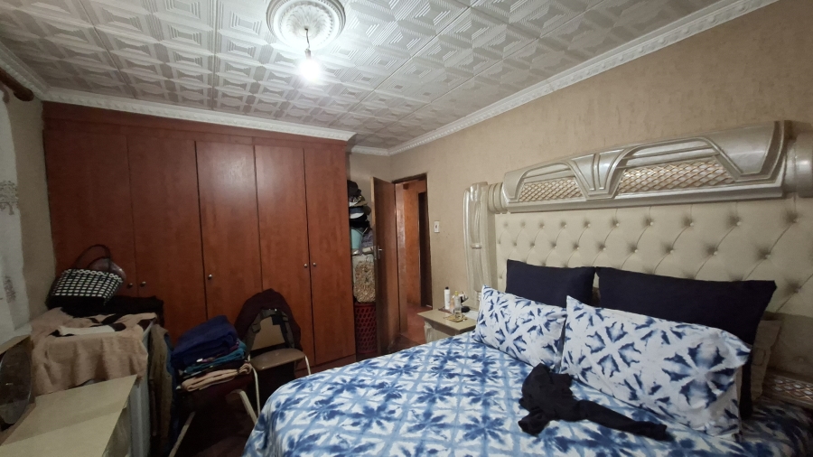 6 Bedroom Property for Sale in Tshepisong Gauteng