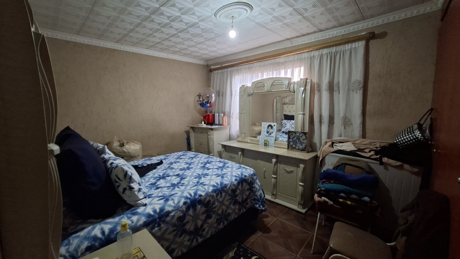 6 Bedroom Property for Sale in Tshepisong Gauteng