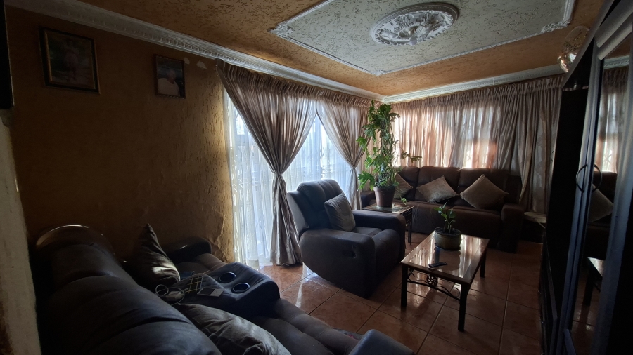 6 Bedroom Property for Sale in Tshepisong Gauteng