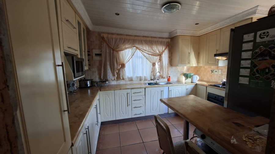 6 Bedroom Property for Sale in Tshepisong Gauteng