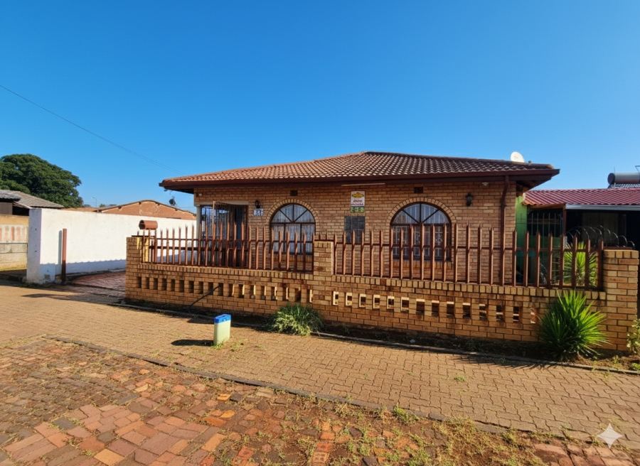 4 Bedroom Property for Sale in Lenasia Ext 11 Gauteng