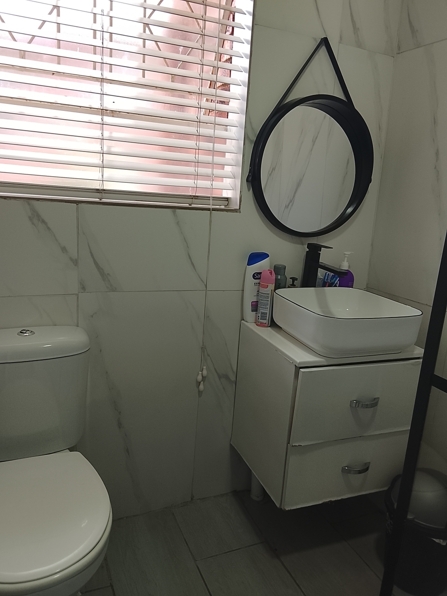 2 Bedroom Property for Sale in Vorna Valley Gauteng