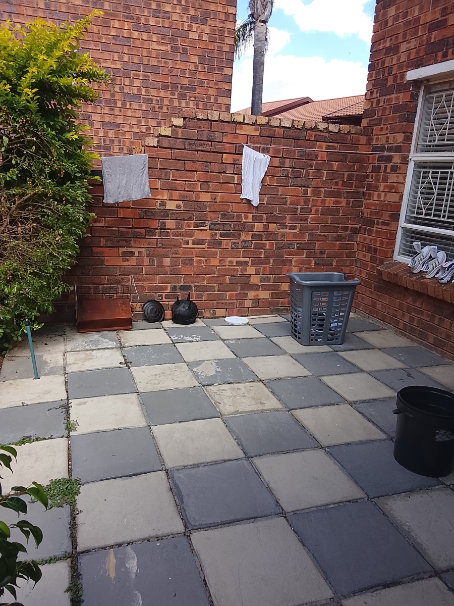 2 Bedroom Property for Sale in Vorna Valley Gauteng