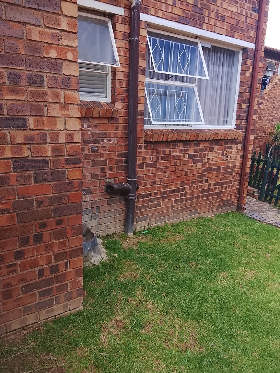 2 Bedroom Property for Sale in Vorna Valley Gauteng