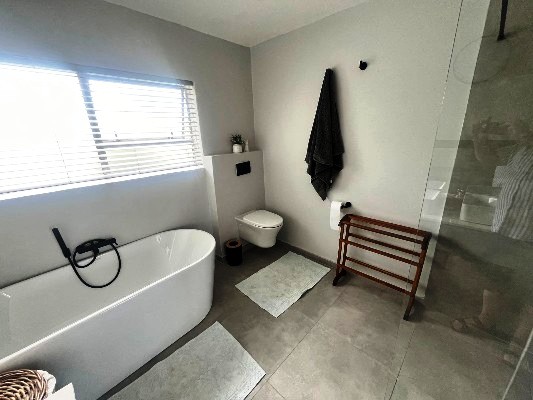 5 Bedroom Property for Sale in Eldoraigne Gauteng