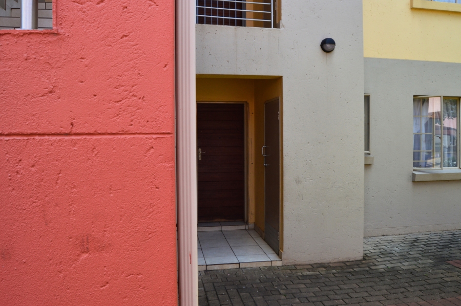 2 Bedroom Property for Sale in Monavoni Gauteng