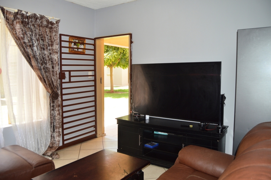 2 Bedroom Property for Sale in Monavoni Gauteng