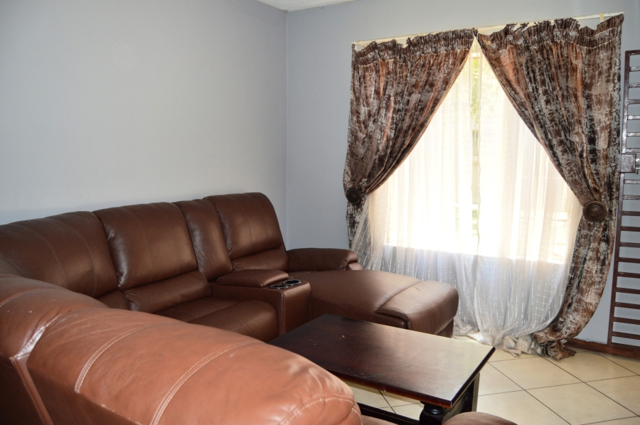 2 Bedroom Property for Sale in Monavoni Gauteng