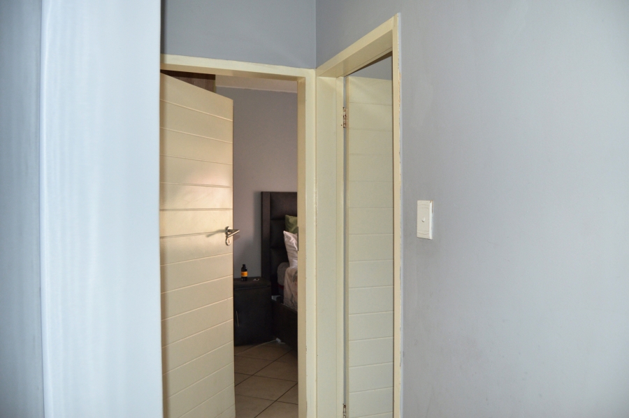 2 Bedroom Property for Sale in Monavoni Gauteng