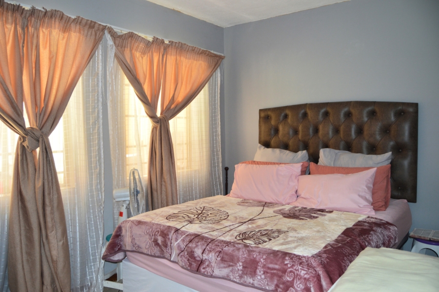 2 Bedroom Property for Sale in Monavoni Gauteng