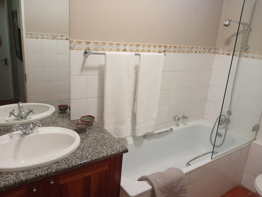 To Let 2 Bedroom Property for Rent in Sandhurst Gauteng