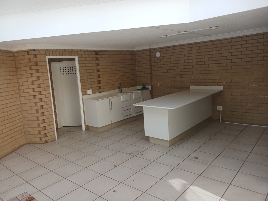 To Let 2 Bedroom Property for Rent in Sandhurst Gauteng