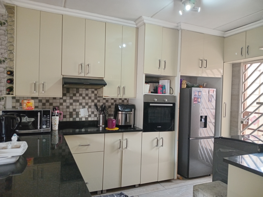 2 Bedroom Property for Sale in Kew Gauteng