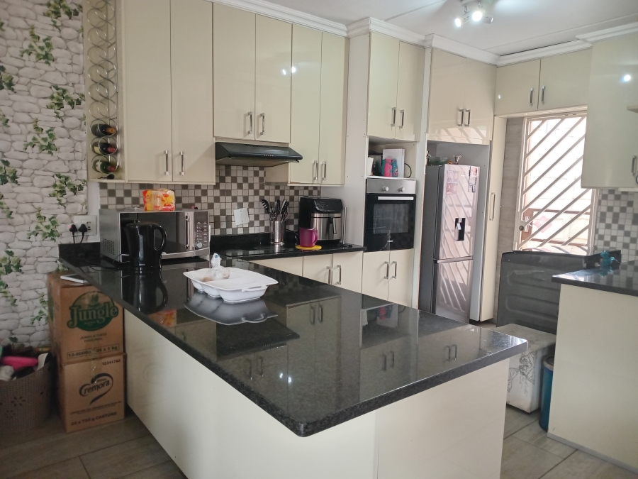 2 Bedroom Property for Sale in Kew Gauteng
