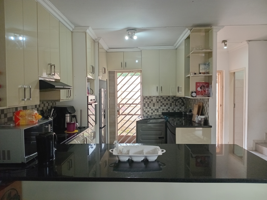 2 Bedroom Property for Sale in Kew Gauteng