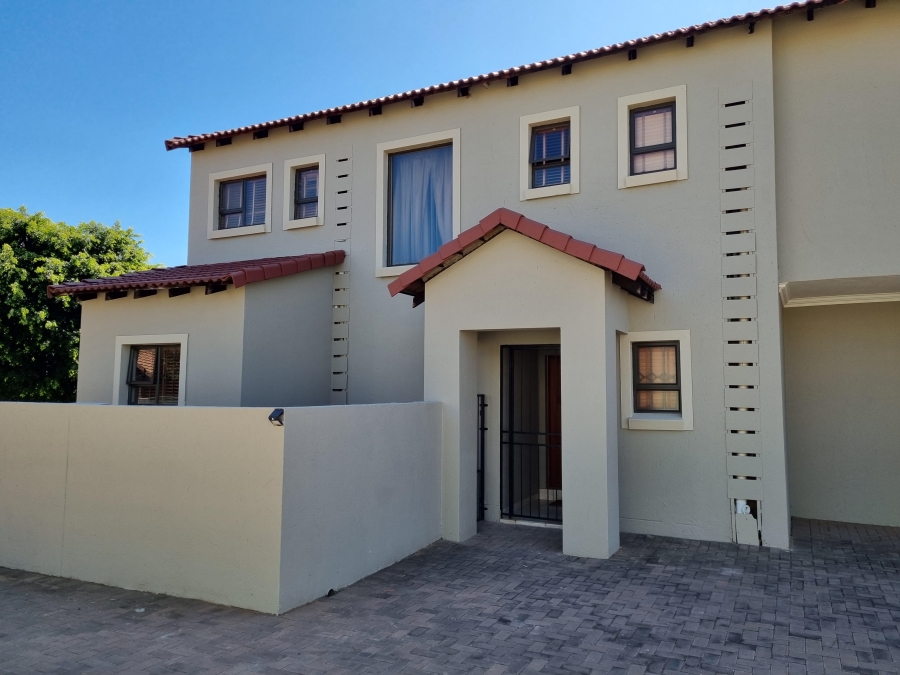 To Let 3 Bedroom Property for Rent in Thatchfield Hills Gauteng