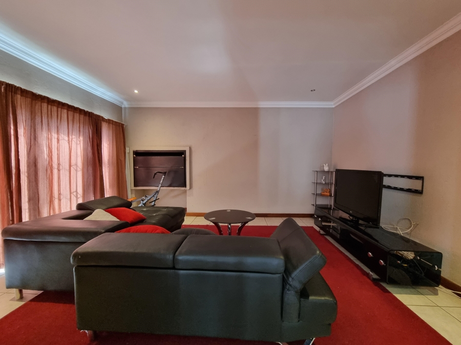 To Let 3 Bedroom Property for Rent in Thatchfield Hills Gauteng