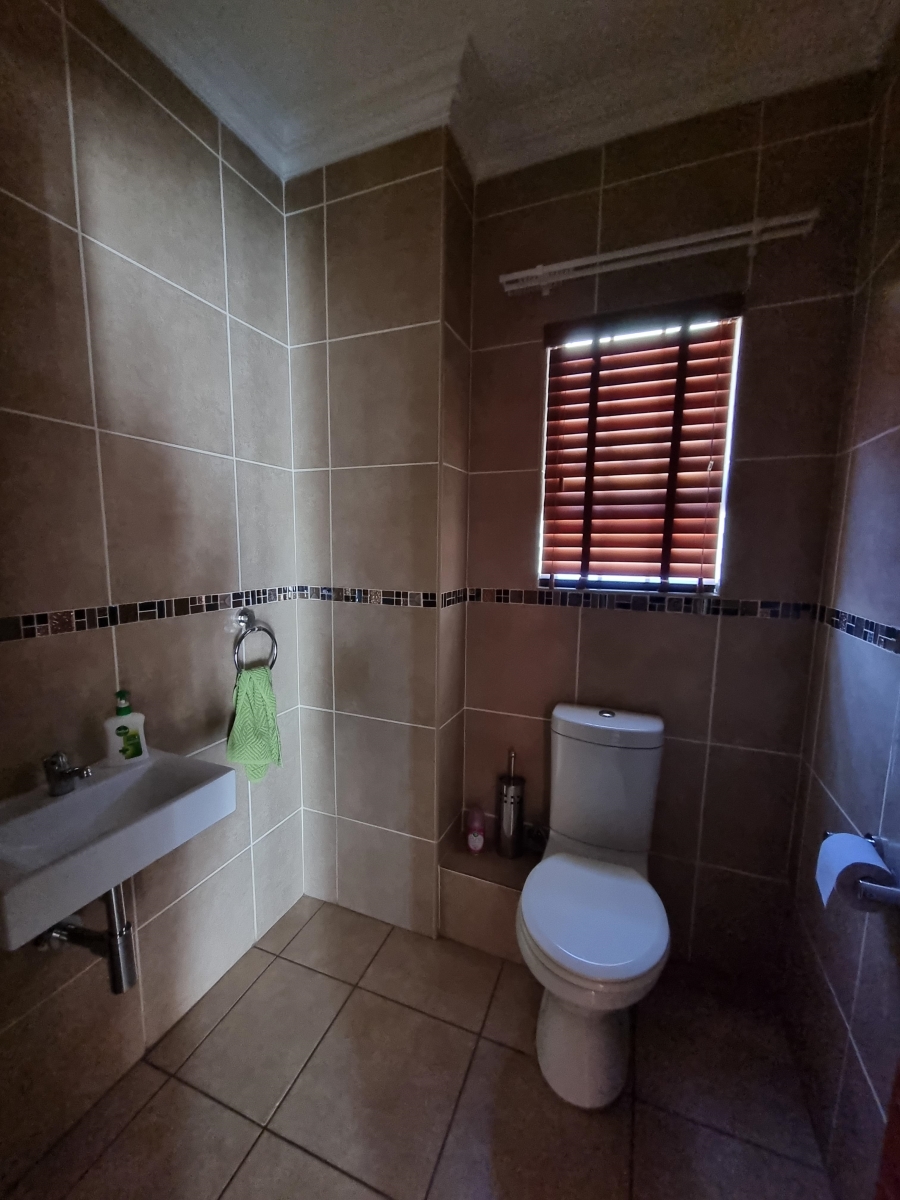 To Let 3 Bedroom Property for Rent in Thatchfield Hills Gauteng