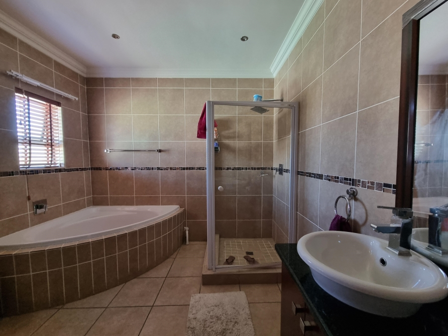 To Let 3 Bedroom Property for Rent in Thatchfield Hills Gauteng