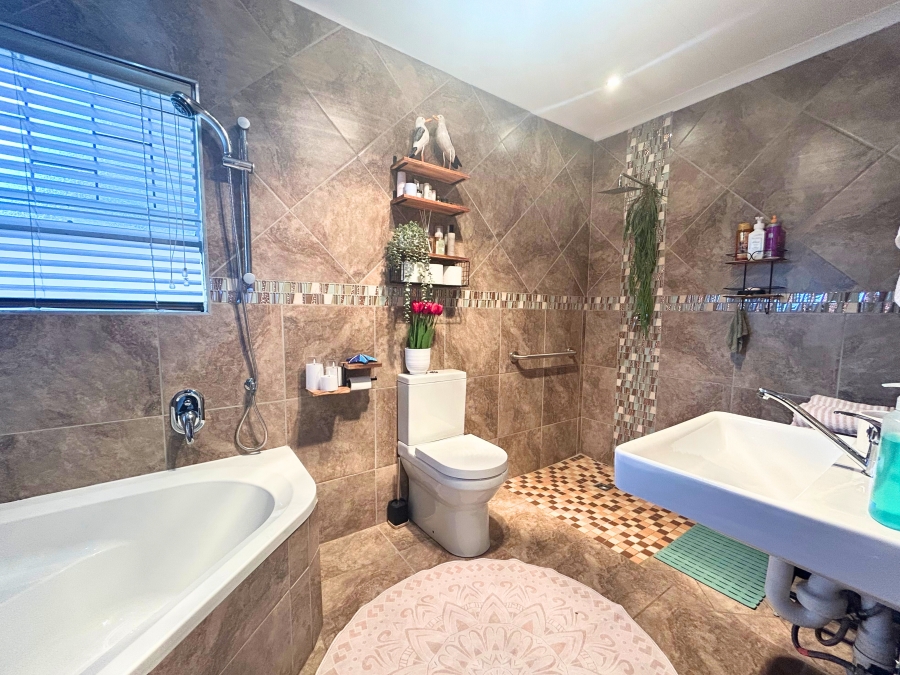 4 Bedroom Property for Sale in Eldoraigne Gauteng