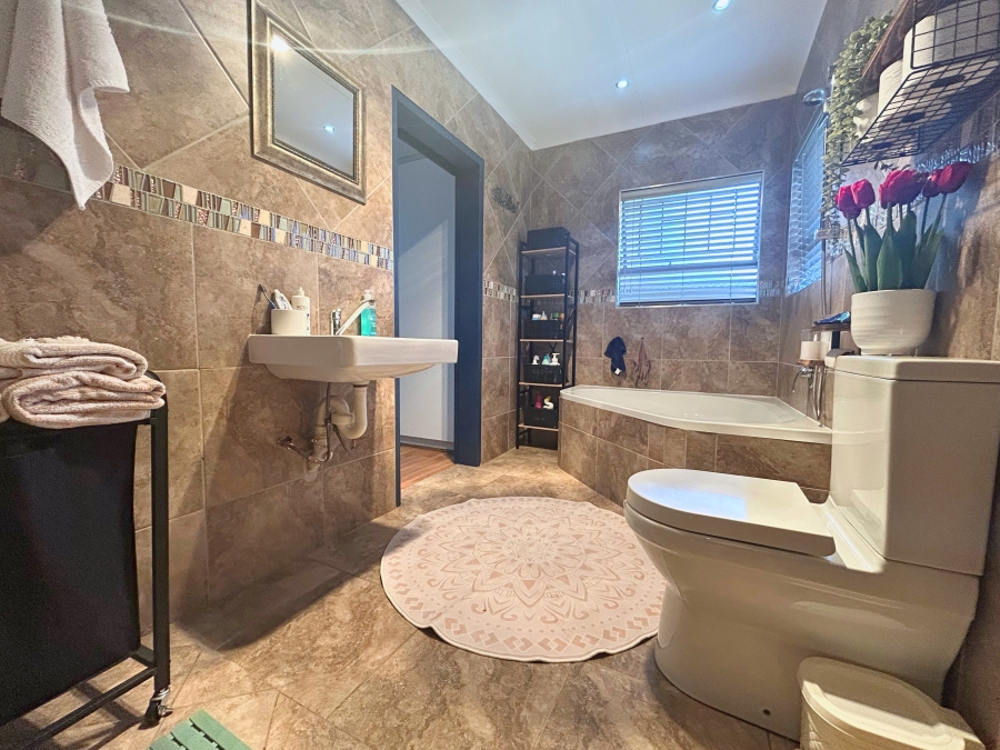 4 Bedroom Property for Sale in Eldoraigne Gauteng