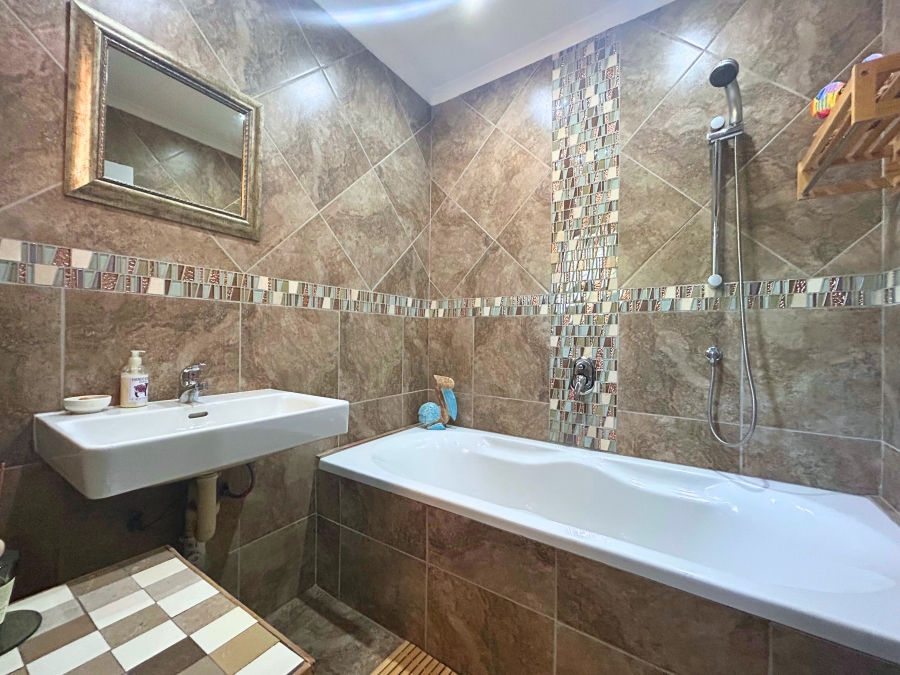 4 Bedroom Property for Sale in Eldoraigne Gauteng