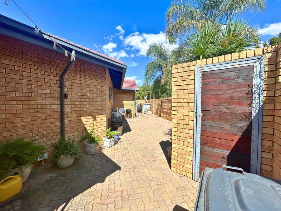 4 Bedroom Property for Sale in Eldoraigne Gauteng