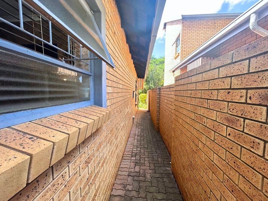4 Bedroom Property for Sale in Eldoraigne Gauteng