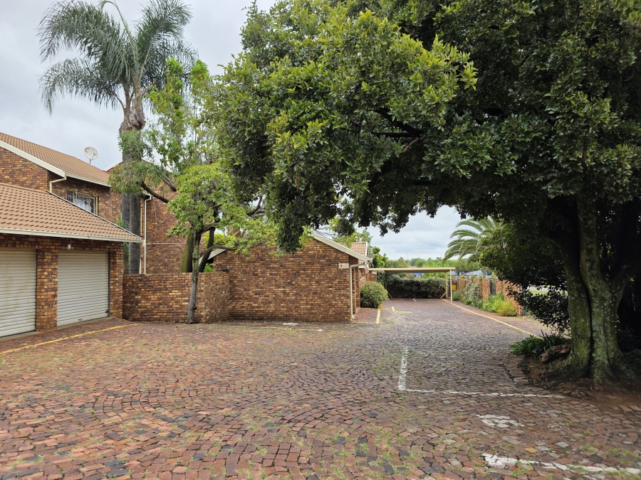 2 Bedroom Property for Sale in Pierre Van Ryneveld Gauteng