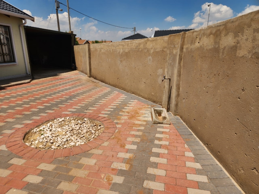 To Let 2 Bedroom Property for Rent in Mapleton Gauteng