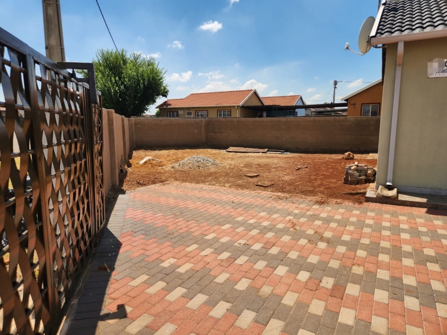 To Let 2 Bedroom Property for Rent in Mapleton Gauteng