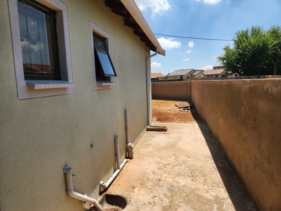 To Let 2 Bedroom Property for Rent in Mapleton Gauteng