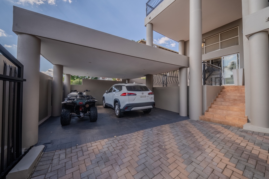 5 Bedroom Property for Sale in Faerie Glen Gauteng