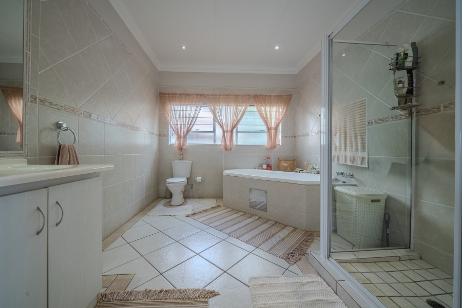 5 Bedroom Property for Sale in Faerie Glen Gauteng